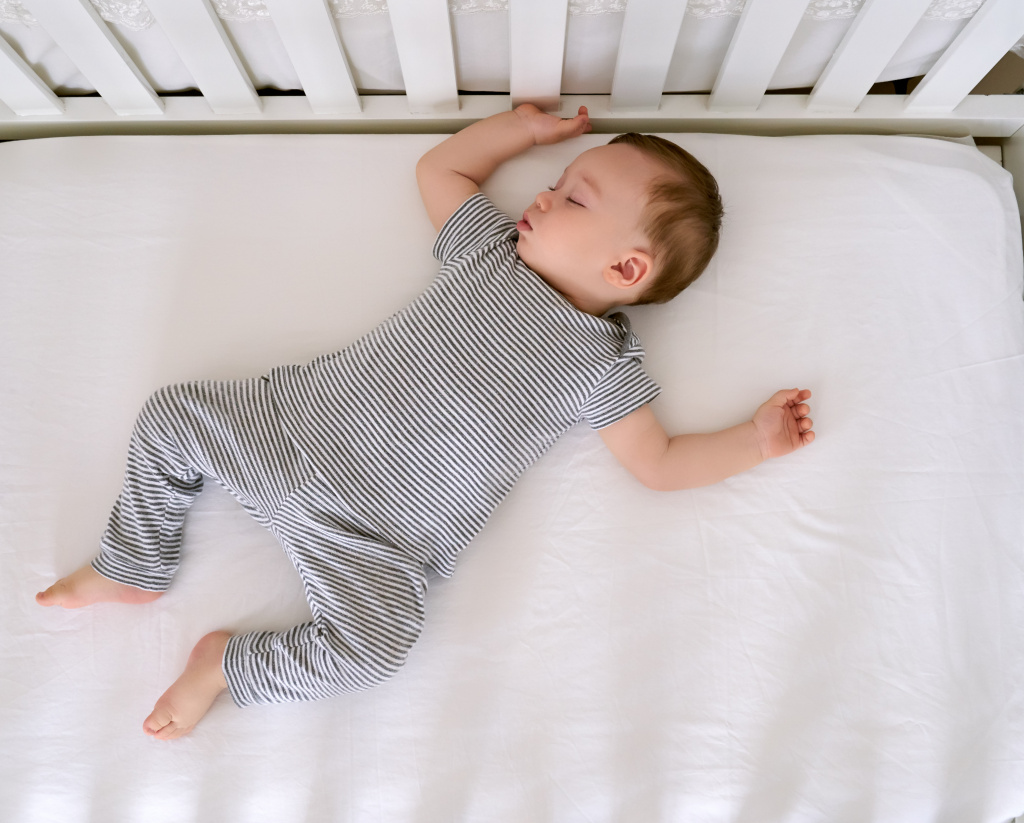 Причиной удушья во время сна может быть одеяло, подушка, мягкие бортики кроватки, игрушки, и даже сдавливание одним из родителей.