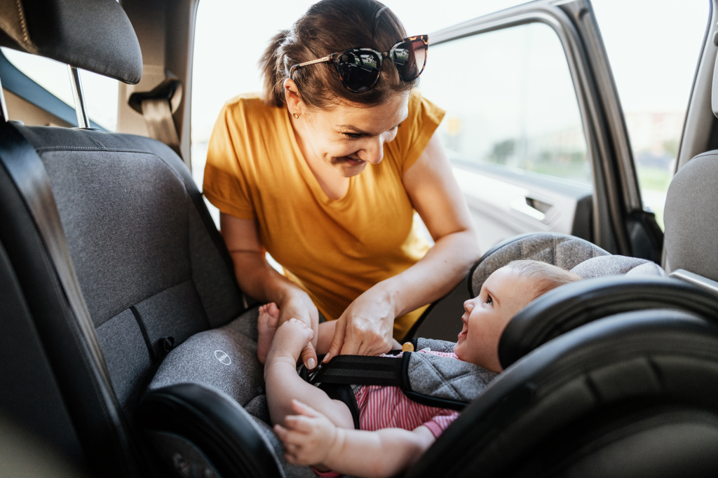 До 3-летнего возраста ребенка рекомендуют возить в специальном кресле лицом против хода движения автомобиля.